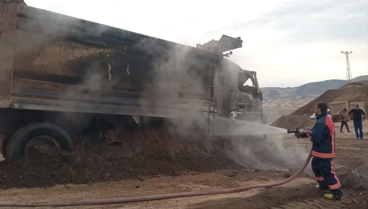 Sivas’ta seyir halindeki kamyonda yangın çıktı